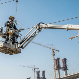 Ứng dụng xe nâng người trong ngành điện và cầu đường – Giải pháp nâng cao hiệu quả và an toàn lao động