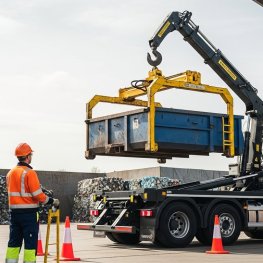 Đảm Bảo An Toàn Tuyệt Đối Khi Cẩu Thùng Rác Bằng Xe Hooklift – Chứng Nhận CE 2026