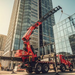 Ứng dụng cẩu gập trong công trình đô thị và vận tải hàng nặng – Giải pháp linh hoạt, tiết kiệm và an toàn