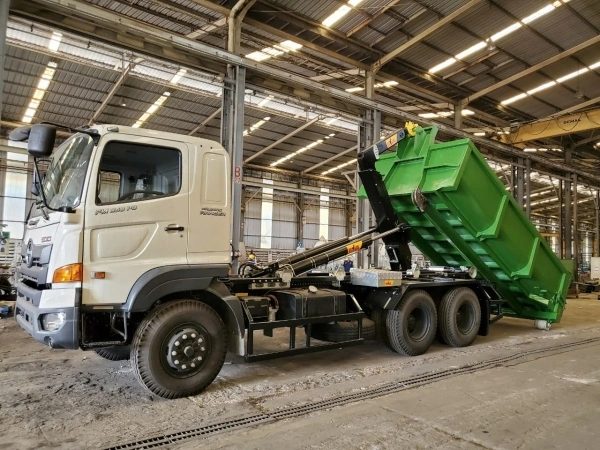 Xe hook lift cẩu và vận chuyển thùng rác